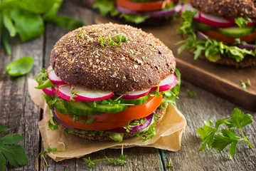 Foto op Plexiglas Gezond fastfood. Vegan roggeburger met verse groenten © anna_shepulova
