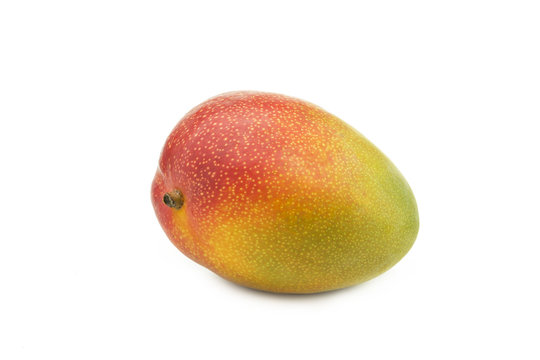 Ganze Mango auf wei&szlig;em Hintergrund