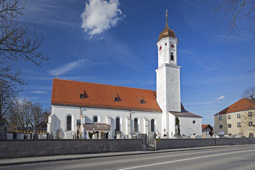 Renovierte Kirche in Steinhöring, Oberbayern