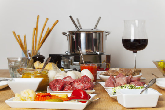 Fondueset auf einem Tisch