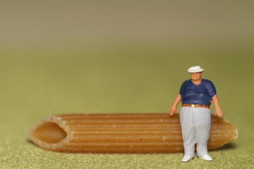 miniatura di uomo obeso e pasta