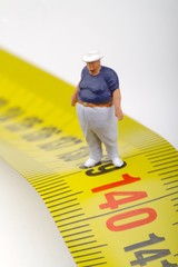 miniatura di uomo obeso sul metro