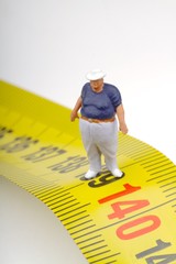 miniatura di uomo obeso sul metro
