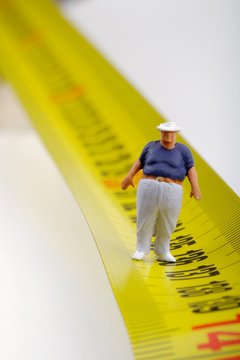 miniatura di uomo in sovrappeso e metro 