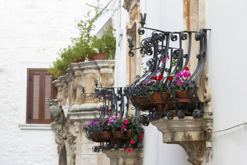 Kunstvolle Balkone in Locorotondo/Apulien