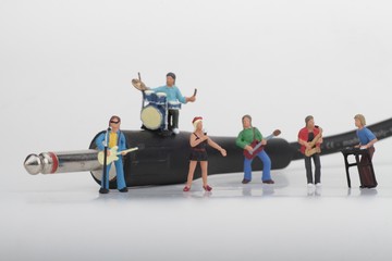 miniatura di rock band vicino ad un cavo jack