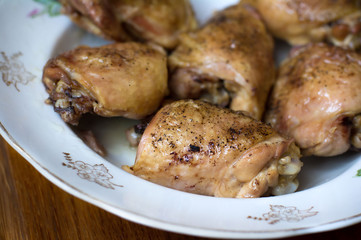 The toasted chicken thighs in the plate.