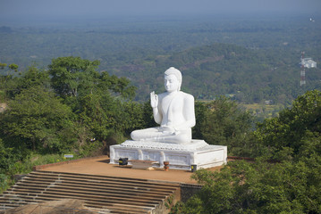 Скульптура сидящего Будды. Михинтале, Шри-Ланка