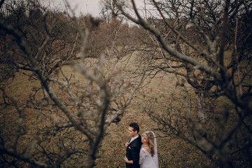 Obraz premium bride walking in golden autumn nature