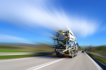 Camion sulla strada - autobetoniera