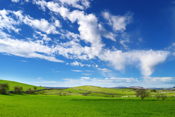 Belle colline verdi con nuvole nel cielo azzurro
