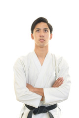 空手着を着た青年
