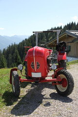 Oldtimer Traktor in den Bergen © Composer