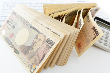 日本の紙幣と計算機