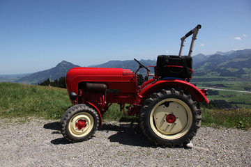 Oldtimer Traktor in den Bergen