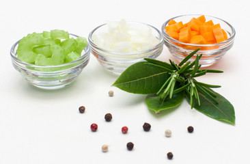 Gewürfeltes Suppengemüse in Schälchen