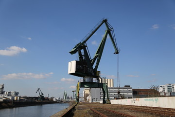 Fototapeta na wymiar Kran am Hafen Köln-Deutz