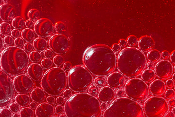Plan rapproché de beaucoup de bulles dans une boisson fraîche de jus de baies rouges