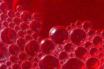 Crédence de cuisine en verre imprimé Jus Plan rapproché de beaucoup de bulles dans une boisson fraîche de jus de baies rouges