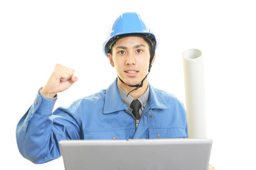 ガッツポーズの作業員