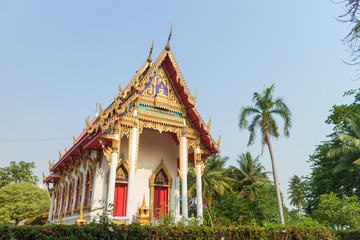 Obraz premium Temple with tree and sky background at Wat Chantharangsri