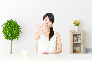 制止する女性
