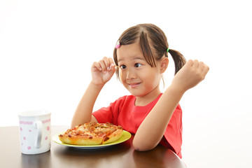 ピザを食べる笑顔の子供