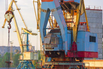 Fototapeta na wymiar crane for loading containers at the port
