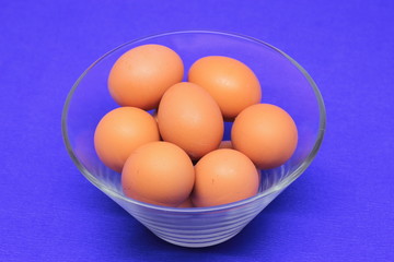 куриные яйца в стеклянной тарелке