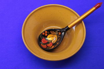 ложка на тарелке