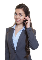 Geschäftsfrau im grauen Blazer telefoniert mit Handy