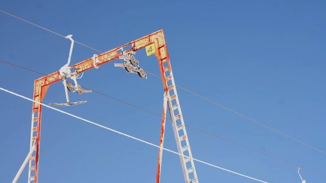 dragging ski lift . blue sky. bugel