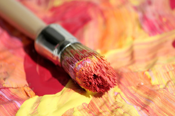 Peinture &eacute;clatante aux couleurs vives et pinceau