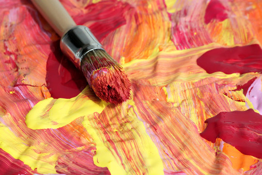 Peinture éclatante aux couleurs vives et pinceau