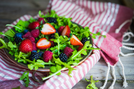 Green salad with arugula and berries