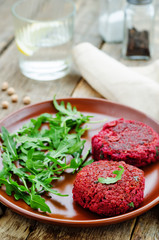 chickpeas, quinoa and beet burgers with arugula