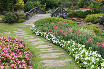paysage de jardinage floral avec voie et pont dans le jardin