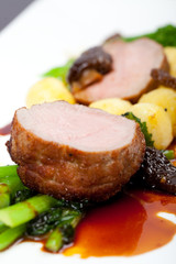 Kalbs-Steak mit Morcheln, Brokkoli, Bratensoße, Kartoffeln, 