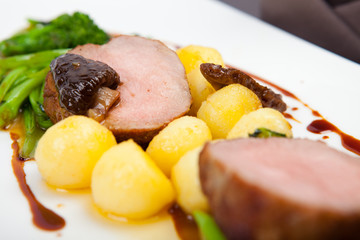 Medium Steak vom Kalb mit Beilagen