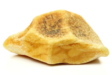 Naturbernstein isoliert auf weißem Hintergrund