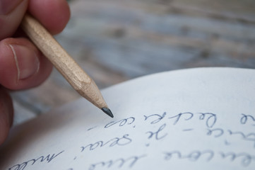 Ecriture manuscrite au crayon de bois dans livre en papier recyc