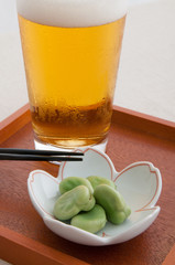 そら豆の塩ゆでとビール