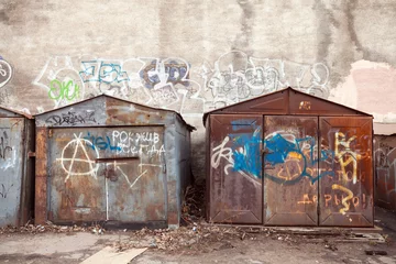 Poster Graffiti Vieux garages verrouillés rouillés avec grungy graffiti