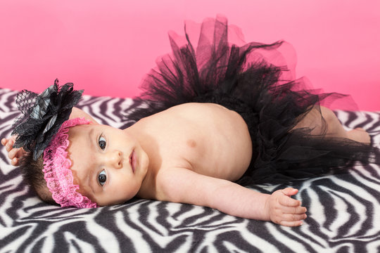 Hermosa bebita de cuatro meses vestida con una falda de tul negro com&uacute;nmente llamada tut&uacute;. Futura bailarina