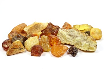 ungeschliffene Bernsteine isoliert auf weißem Hintergrund