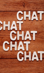 la parola chat ripetuta scritta su legno