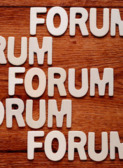 la parola forum sulla tavola di legno