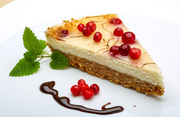 Cheesecake with berries and mint