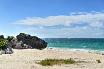 Obraz premium White sand beach with rocks and turquoise sea water 