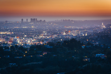 Obraz premium View of Hollywood at sunset, from Griffith Observatory, in Griff